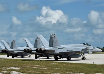Caças F / A-18E Super Hornet se preparam para decolar. Foto Danette Baso Silvers - US Navy