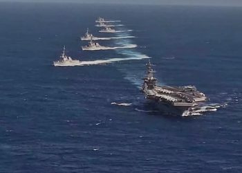 USS Theodore Roosevelt Carrier Strike Group em formação