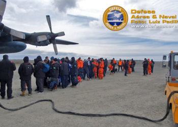 Fila para embarcar no C-130