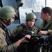 Marinheiros israelenses se preparam para disparar uma metralhadora durante um exercício naval na costa da cidade de Haifa, no norte de Israel, em 3 de fevereiro de 2020. (Judah Ari Gross / Times de Israel)