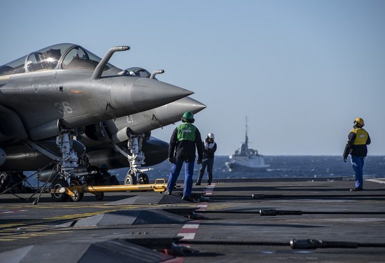 Caças rafale M no convoo do Porta Aviões Charles de Gaulle