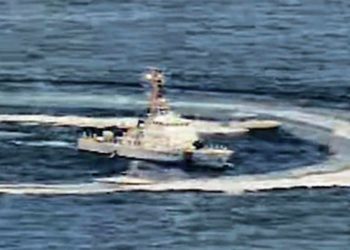 Uma captura de tela de um vídeo mostra barcos iranianos manobrando perto de um navio dos EUA no Golfo Pérsico, em 15 de abril de 2020.
US NAVY