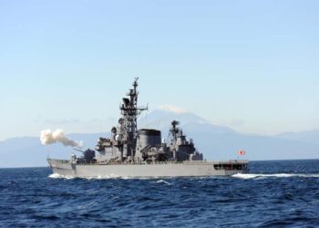O destróier japonês JS Shimakaze teria colidido com um navio de pesca chinês no mar da China Oriental, segunda-feira, 30 de março de 2020.
