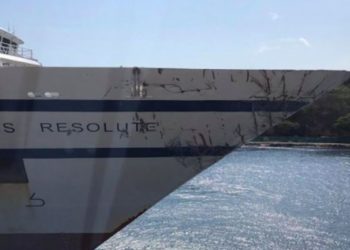 Marcas da colisão na prôa do Resolute