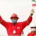 Funcionário da PDVSA comemora a chegada do NT iraniano à Venezuela