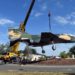 O pessoal da Base Aérea de Ramstein, na Alemanha, ajuda a transportar um avião de caça F-4 Phantom reformado para a rotatória do ginásio do lado norte na segunda-feira, 8 de junho de 2020, onde está em exibição estática. Foto Jennifer H. Svan