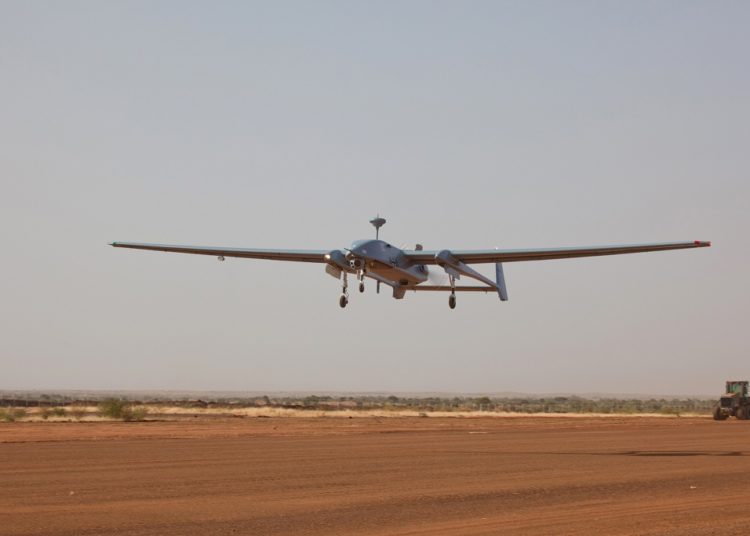 Erster operationeller Flug des Aufklärungssystems Heron 1 des deutschen Einsatzkontingents MINUSMA in Gao/Mali, am 01.11.2016.