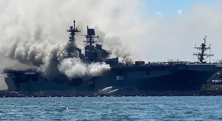 USS Bonhomme Richard na BN de San Diego - Califórnia