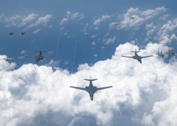 Os bombardeiros B-1 da Força Aérea dos EUA sobrevoam o Oceano Pacífico durante um exercício de treinamento de integração conjunta e bilateral em grande escala em 18 de agosto de 2020. Foto Peter Reft/USAF