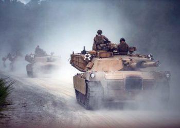 Fuzileiros navais com o 2º Batalhão de Tanques, 2ª Divisão de Fuzileiros Navais, rastreiam trilhas de tanques em Camp Lejeune, NC, pela última vez, 27 de julho de 2020. Depois de servir na divisão por mais de três quartos de século, o 2º Batalhão de Tanques também como todas as outras unidades de tanque dos fuzileiros navais, será desativado em resposta a um futuro redesenho do Corpo de Fuzileiros Navais.Patrick King/ US Marine Corps
