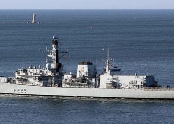 O veterano HMS Lancaster no caminho para reunir-se à frota operacional, saindo de Plymouth enquanto conduzia o treinamento operacional do mar após completar sua reforma LIFEX (Foto: Kevin Kelway, setembro de 2020)