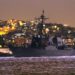 O USS Donald Cook entra no Mar Negro à noite, 23 de janeiro de 2021. A Marinha dos EUA tem três navios de guerra operando no Mar Negro desde quinta-feira, 28 de janeiro de 2021. Foto Yoruk Isik