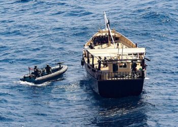 Equipe do USS Winston S. Churchill abordando o dhow