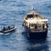 Equipe do USS Winston S. Churchill abordando o dhow