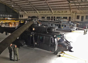 Helicóptero HM-4 Jaguar, do Exército, no hangar do Esquadrão HU-41