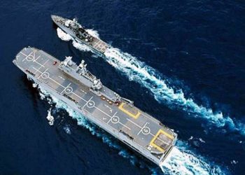 NPaOc “Araguari” e PHA “Dixmude” durante exercícios na costa africana