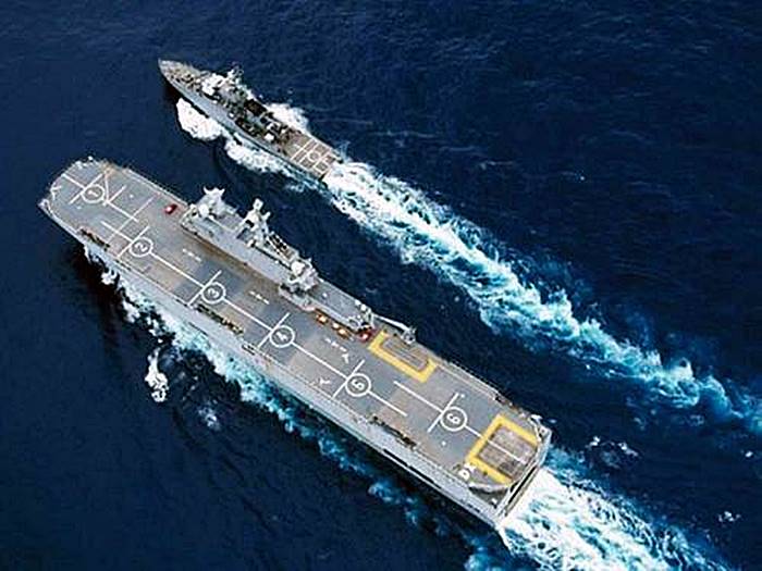 NPaOc “Araguari” e PHA “Dixmude” durante exercícios na costa africana