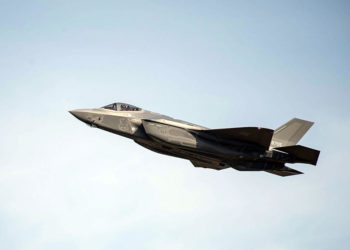 Um F-35A da Força de Autodefesa Aérea do Japão voa sobre a Base Aérea de Misawa, Japão, Foto Brittany Chase