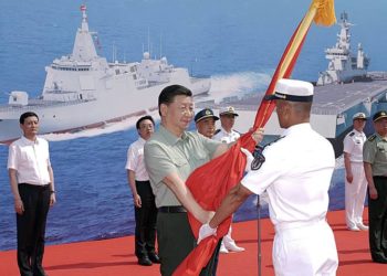 Presidente chinês, Xi Jinping recebendo a banmdeira da Marinha da China (PLA Navy), durante a cerimônia