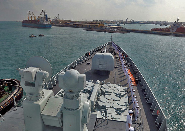 O destróier chinês Haikou chega ao porto de Djibouti para uma visita -