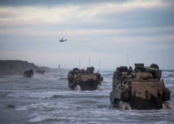 Os fuzileiros navais em Camp Pendleton estão de volta ao oceano com AAVs esta semana. Foto Brendan Mullin -USMC