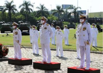 O Comandante de Operações Navais presidiu a cerimônia de 
Transmissão de Comando da FFE