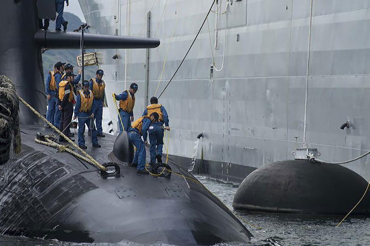 Submarino JS Soryu (SS-501) da JMSDF atraca a bombordo do USS Frank Cable (AS 40) em Guam. Foto Alana La
