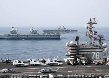 O porta-aviões USS Ronald Reagan, em primeiro plano, o porta-aviões da Royal Navy HMS Queen Elizabeth, no centro, e o navio de assalto anfíbio USS Iwo Jima atravessam o Golfo de Aden, segunda-feira, 12 de julho de 2021. (Jason Tarleton / Marinha dos EUA)