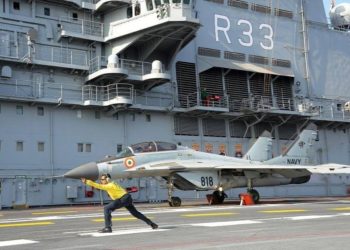 Um MiG-29K indiano se preparando para decolar do INS Vikramaditya