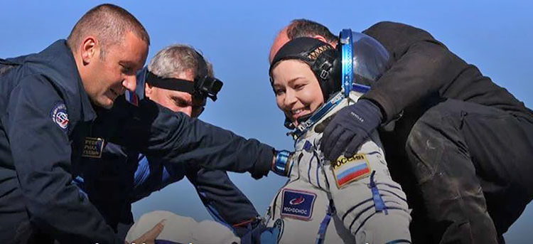 Membro da equipe de filmagem do filme ‘Vizov’, atriz Iúlia Peresild deixando o módulo de pouso da nave Soyuz MS-18