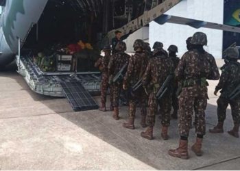 Militares do Exército embarcaram na aeronave da Força Aérea