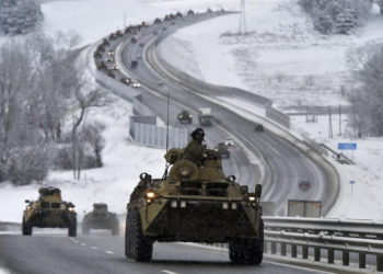 Um comboio de veículos blindados russos se move ao longo de uma rodovia na Crimeia, na terça-feira, 18 de janeiro de 2022. A Rússia concentrou cerca de 100.000 soldados com tanques e outras armas pesadas perto da Ucrânia - Foto AP