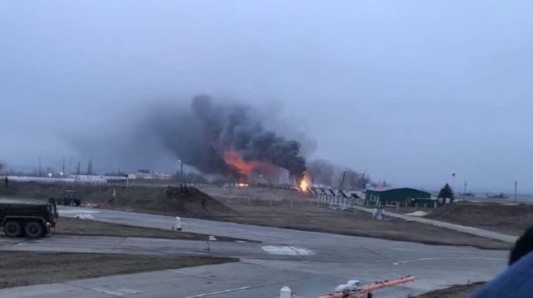 Aeroporto Millerovo na Rússia durante ataque ucraniano