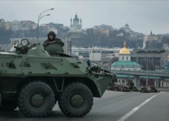 Militares da Guarda Nacional Ucraniana assumem posições no centro de Kiev enquanto se preparam para um ataque antecipado à cidade pelas forças terrestres russas. Foto Gleb Garanich