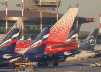 Aviões de passageiros de companhias aéreas da Rússia, incluindo Aeroflot e Rossiya, estão estacionados no Aeroporto Internacional Sheremetyevo em Moscou, 1º de março de 2022