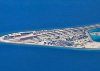 Uma pista de pouso, estruturas e edifícios no recife Subi, feito pelo homem, na cadeia de ilhas Spratly no Mar da China Meridional, visto de um C-130 da Força Aérea das Filipinas. AP