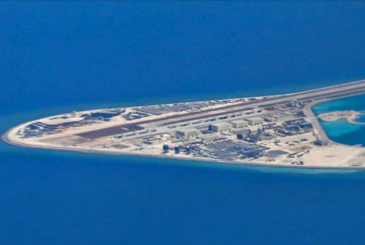 Uma pista de pouso, estruturas e edifícios no recife Subi, feito pelo homem, na cadeia de ilhas Spratly no Mar da China Meridional, visto de um C-130 da Força Aérea das Filipinas. AP