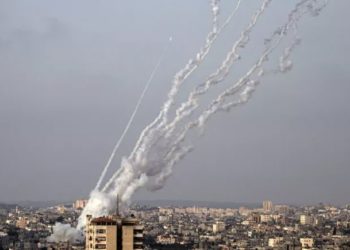 Foguetes são lançados por palestinos contra Israel - Foto: Khalil Hamra