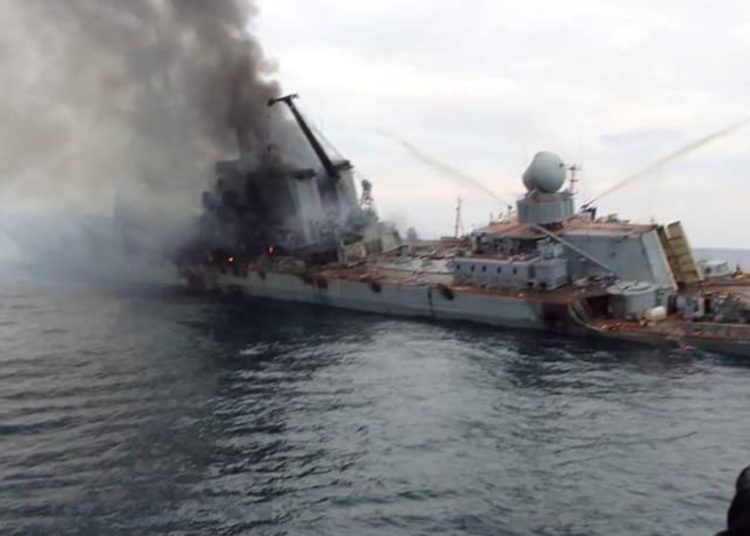Cruzador Moskva adernado antes de afundar