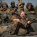 Militares ucranianos montam um veículo de combate de infantaria na região de Donetsk, 14 de junho de 2022 REUTERS/Gleb Garanich