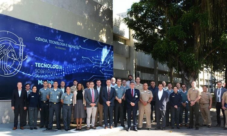 Comitiva da ONR durante visita ao CTMRJ