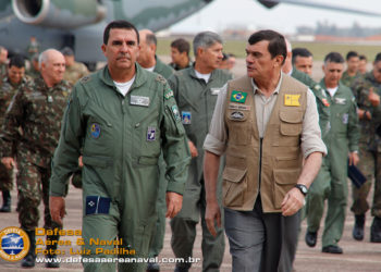 Ministro da Defesa, General de Exército Paulo Sérgio Nogueira de Oliveira acompanhado pelo Comandante da Força Aérea Brasileira (FAB), Tenente-Brigadeiro do Ar Carlos de Almeida Baptista Junior