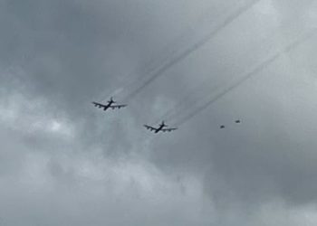 Os bombardeiros americanos do tipo B-52, ladeados por Jas 39 Gripen, sobre o centro de Estocolmo na sexta-feira. Foto: Petter Forslund