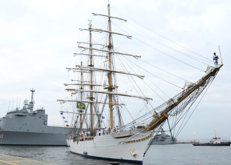 NVe “Cisne Branco” durante atracação na BNRJ