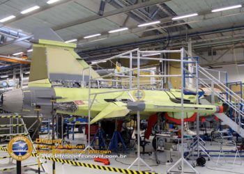 Linha de montagem final do Gripen E em Linköping.