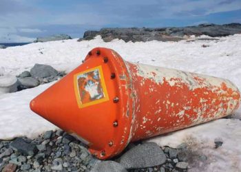 Boia oceanográfica do INPE no local onde foi encontrada