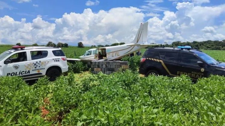 FAB força pouso de aeronave suspeita em plantação de soja e acha carga de R$ 15 milhões de cocaína
Foto: PF