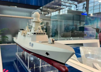 Modelo de fragata multirole FCX30 da Fincantieri em exibição no World Defense Show - Foto: Breaking Defense
