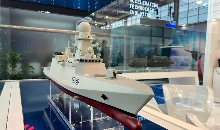 Modelo de fragata multirole FCX30 da Fincantieri em exibição no World Defense Show - Foto: Breaking Defense