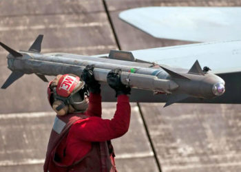 Tripulante do USS Dwight Eisenhower instala um míssil AIM-9X em um F-18 Super Hornet
